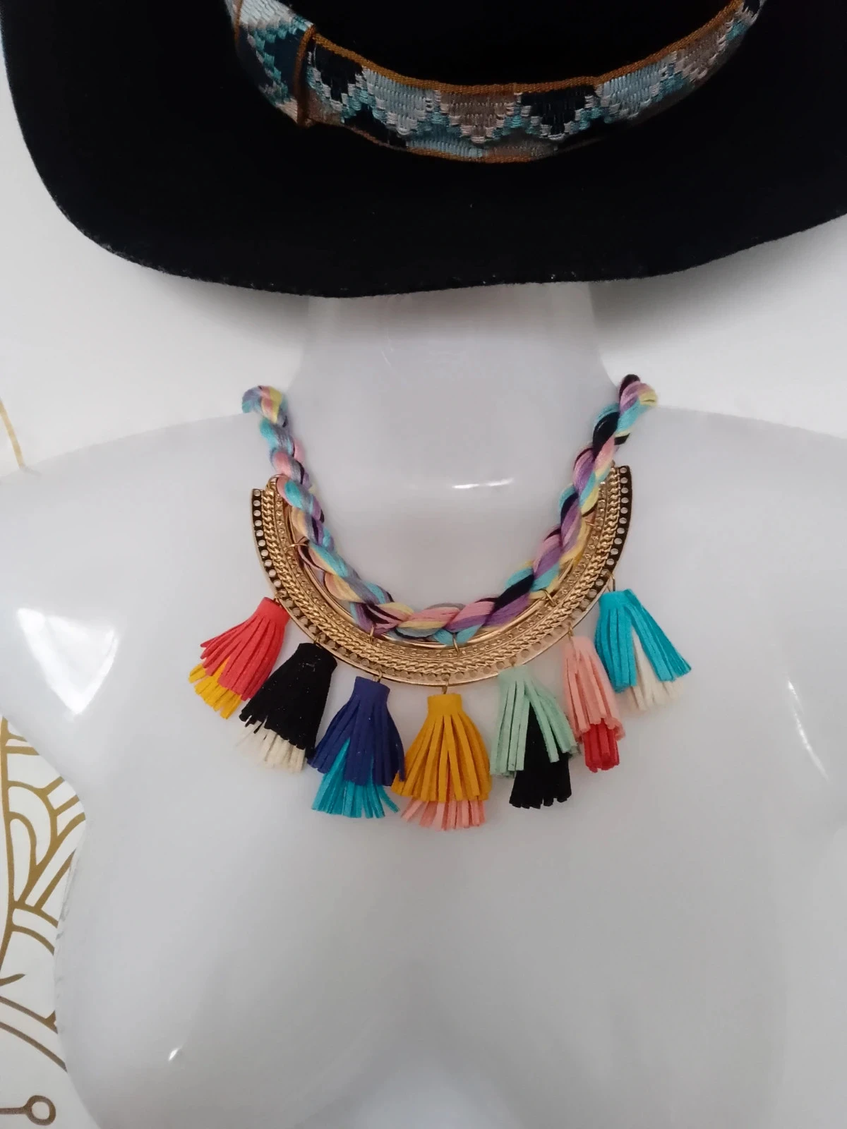 Collier plastron pompons colorés